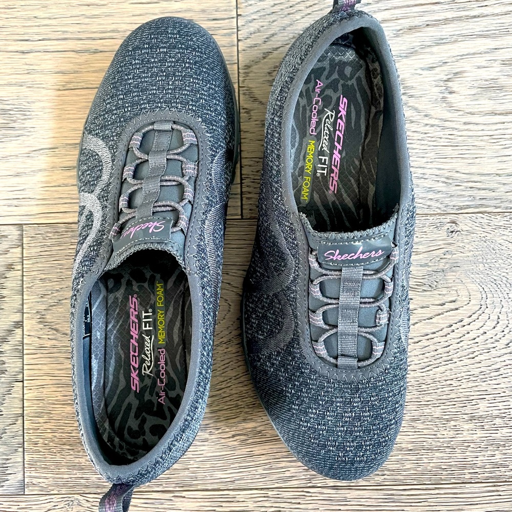 Skechers Relaxed Fit Breathe Easy-Infi Knity Women Slip-On Sneakers (like new!)